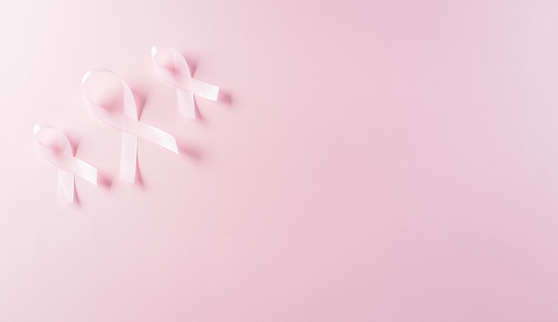 Roze linten op pastelachtergrond Symbool van het bewustzijn van vrouwen over borstkanker Gezondheidszorg en medisch concept