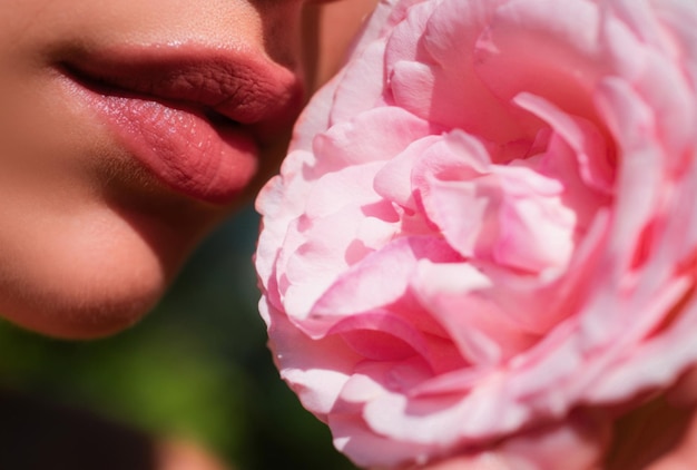 Roze lippen natuurlijke verf van de lippen sensuele lippen op mooie model meisjes mond schoonheid make-up close