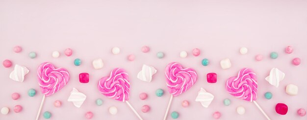 Roze lollies snoep karamel en marshmallows Heldere snoepjes en Valentijnsdag Bovenaanzicht plat