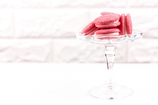 Roze macaronkoekjes in een kristalvaas