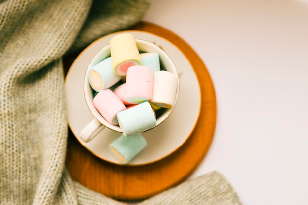 Roze marshmallow in beker op zachte achtergrond