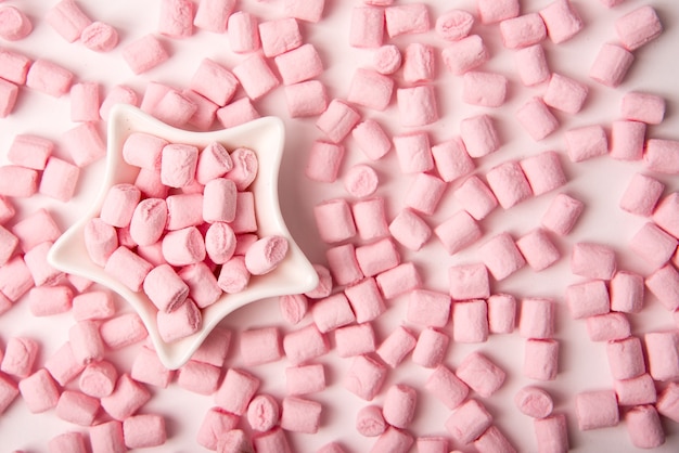 Roze marshmallow in stervormige kom voor Valentijnsdag