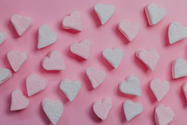 Foto roze marshmelow harten op een roze achtergrond het concept van valentijnsdag 14 februari