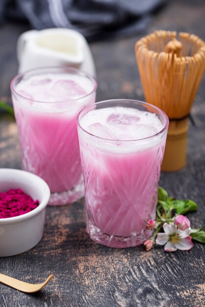 Roze matcha-ijs latte met melk