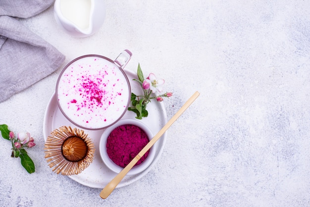 Roze matcha latte met melk