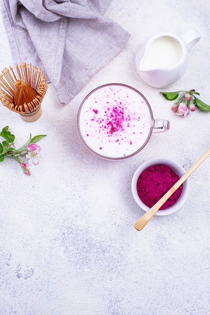 Roze matcha latte met melk