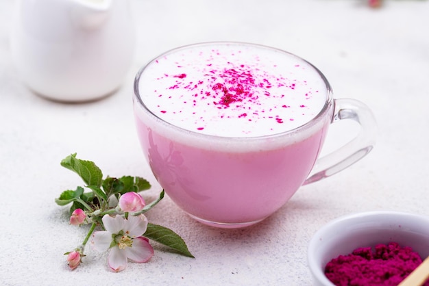 Roze matcha latte met melk