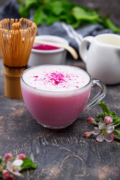 Roze matcha latte met melk