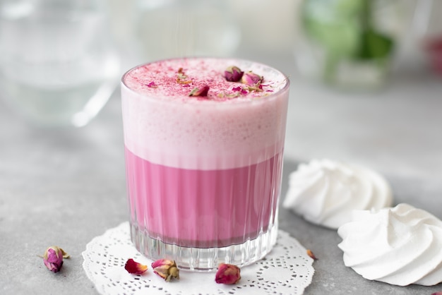 Roze matcha met roze latte schuim