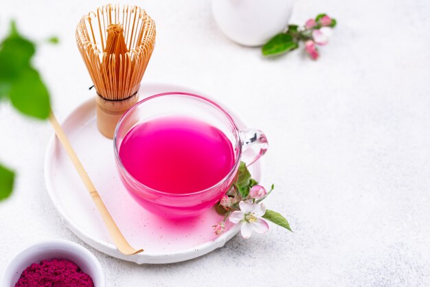 Roze matcha-thee van drakenfruit