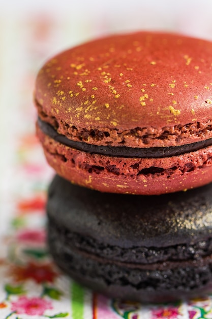 Roze met goudstof en black truffle macaron