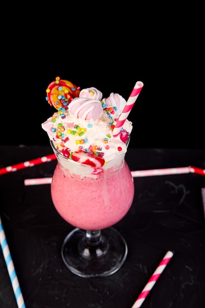 Roze milkshake met bessen en snoepjes