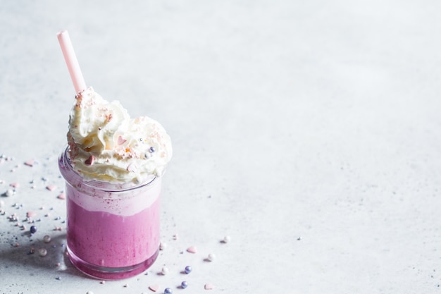 Roze milkshake met slagroom voor Valentijnsdag