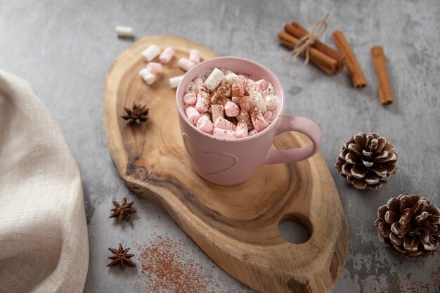 Roze mok cacao met witroze marshmallows, kaneelstokjes en steranijs