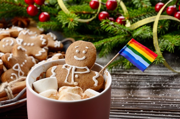 Roze mok met warme chocolademelk marshmallows en gingerbread man met regenboogvlag