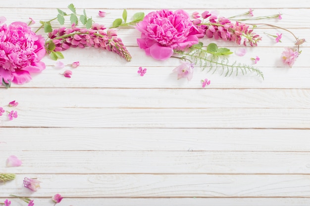 Roze mooie bloemen op witte houten achtergrond