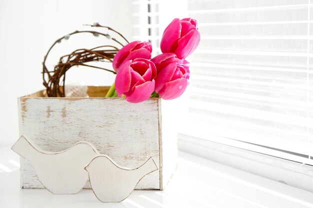 Roze mooie tulpen op de vensterbank met zonlicht