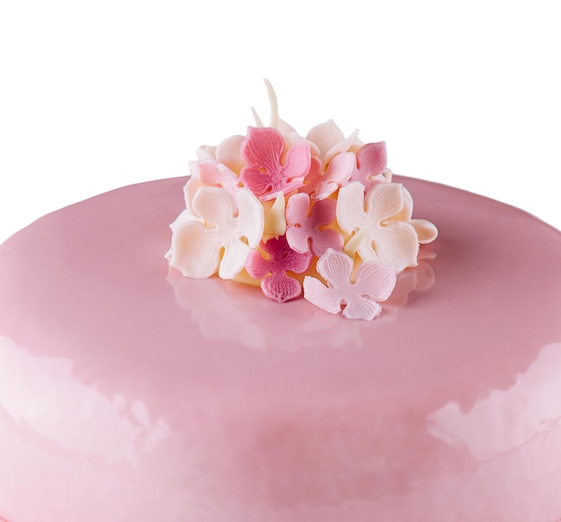 Roze mousse taarten versierd op witte plaat