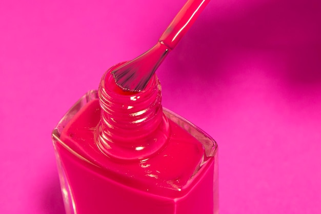 Roze nagellak fles en borstel close-up