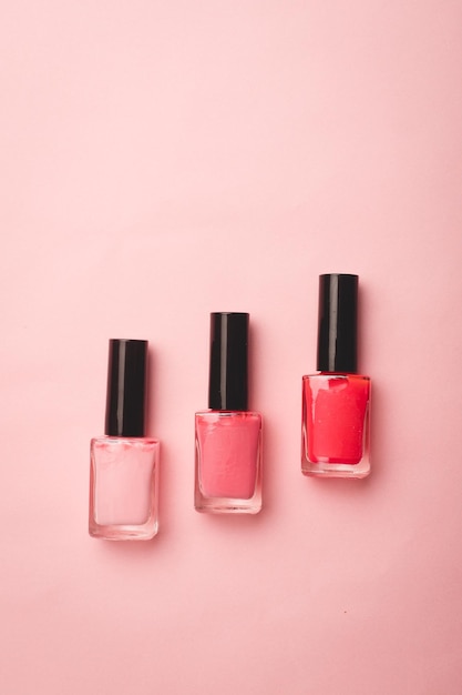 Roze nagellak op een roze achtergrond met kopieerruimte Een artikel over nagellak Gellak Een artikel over cosmetica Decoratieve cosmetica