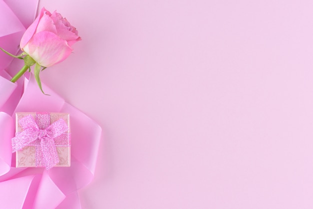 Roze nam en een giftdoos toe, de achtergrond van de valentijnskaartdag