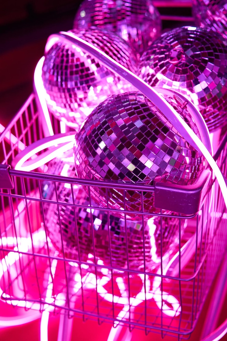 Foto roze neon sprankelende disco ballen