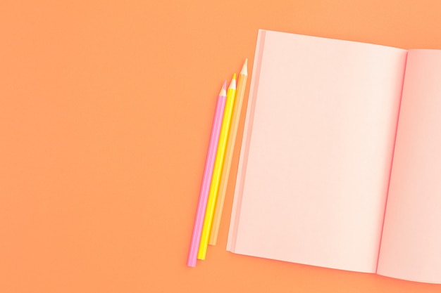 Foto roze notitieboekje met kleurpotloden