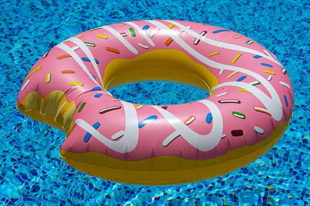 Roze opblaasbare donut drijvende matras in zwembad