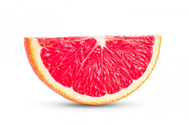 Roze oranje grapefruitplak die op witte achtergrond wordt geïsoleerd. volledige scherptediepte