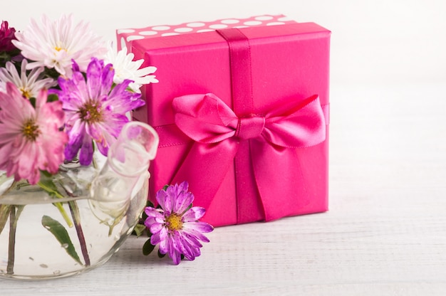 Roze paarse tuinbloemen en geschenkdoos