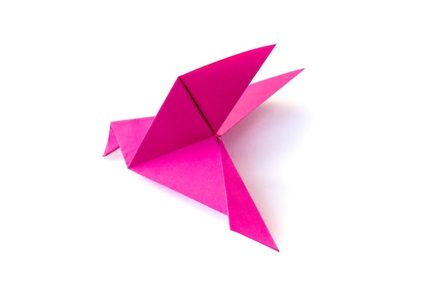Roze papieren duif origami geïsoleerd op een witte achtergrond