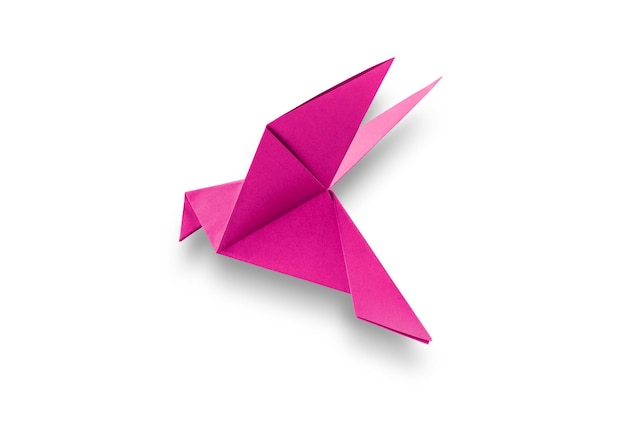 Roze papieren duif origami geïsoleerd op een witte achtergrond