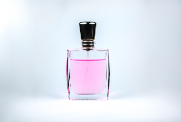 Roze parfum in glazen fles. Close-up foto.