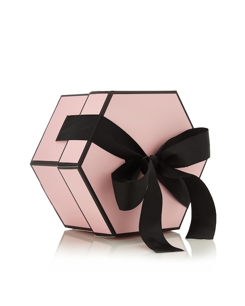 Roze pastel lege geschenkdoos met zwart lint geïsoleerd op een witte achtergrond
