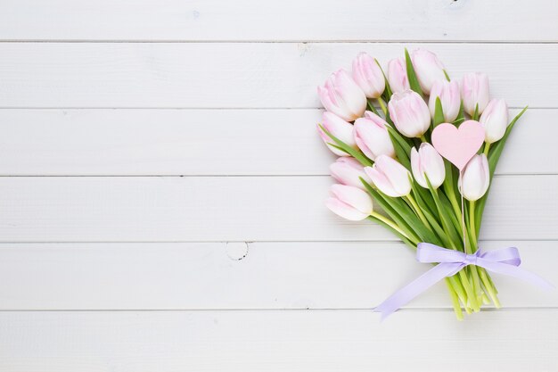 Roze pastelkleurentulp op het geïsoleerde wit. Pasen achtergrond.