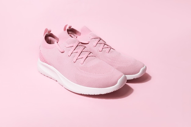 Roze pastelkleurige sneakers op achtergrond