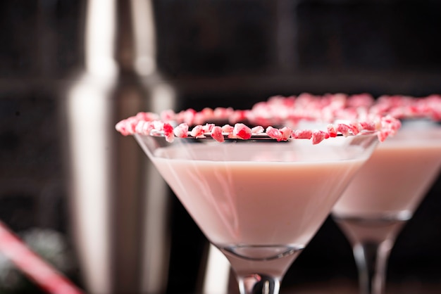 Roze pepermunt martini met candy cane rand