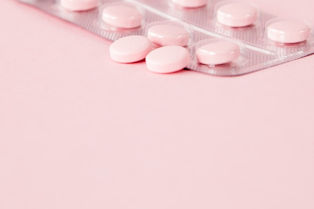 Roze pillen op een roze achtergrond, exemplaarruimte