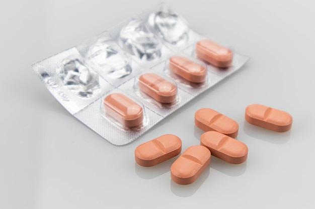 Roze pillen van farmaceutische geneeskunde. Genees voor de ziekte. Close-up van een medisch medicijn.
