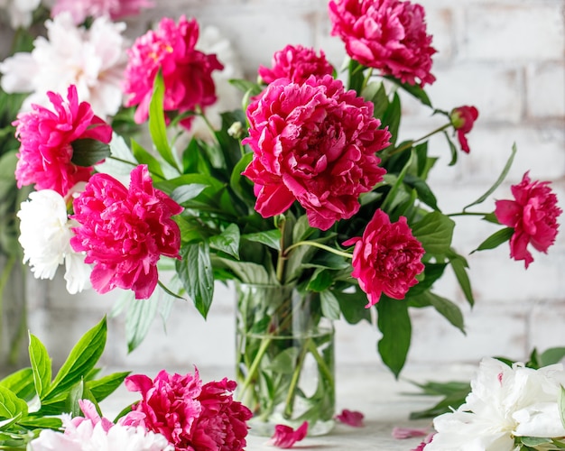 Roze pioen bloemen boeket op rustieke achtergrond met kopie ruimte