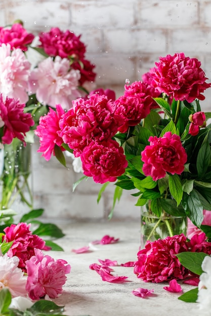 Roze pioen bloemen boeket op rustieke achtergrond