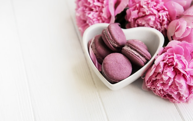 Roze pioenbloemen met macarons