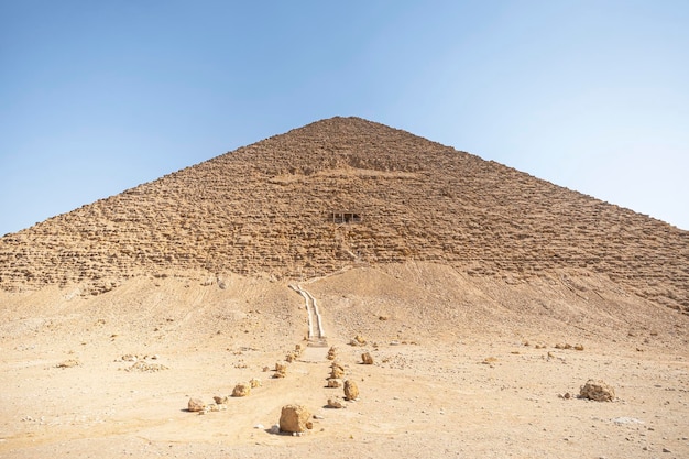 Roze Piramide de noordelijke piramide van farao Snofru tegen de blauwe lucht in Dakhshur