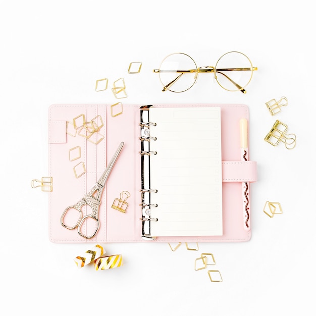 Roze planner met Business briefpapier concept. Platliggend, bovenaanzicht