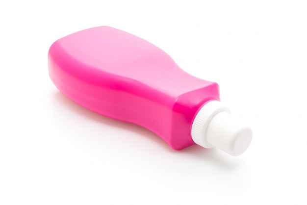 Roze plastic fles voor wasmiddel of vloeibare vloerreiniging op witte achtergrond