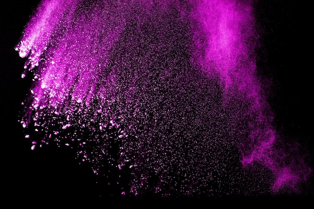 Roze poederexplosie op zwarte achtergrond.
