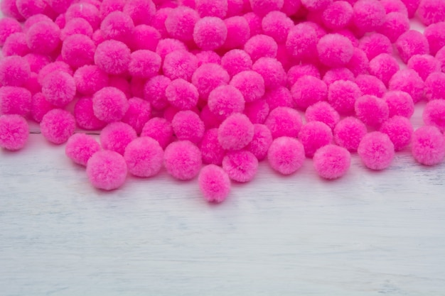 Roze Pom Pom met witte achtergrond