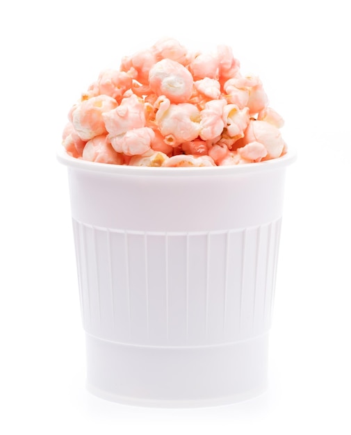 roze Popcorn in gestreepte emmer die op witte achtergrond wordt geïsoleerd