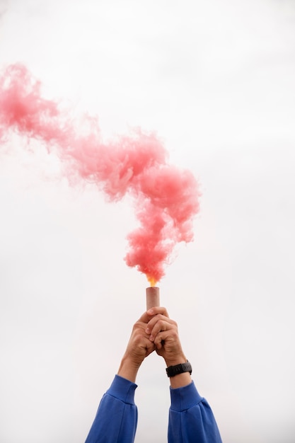 Roze rook achtergrond met jonge volwassene