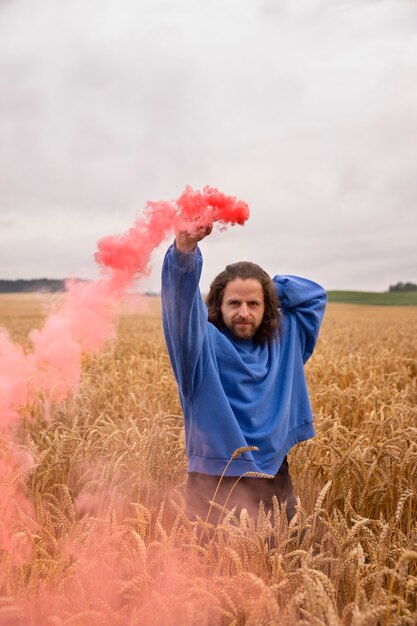 Foto roze rook achtergrond met jonge volwassene